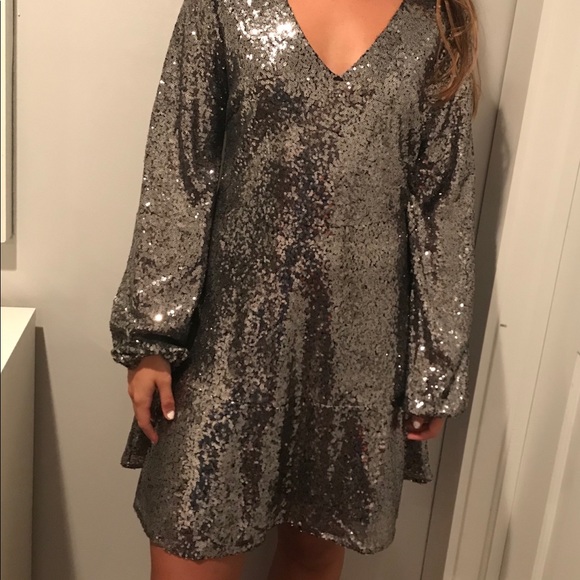 Sequence long sleeve dress - Picture 2 of 2